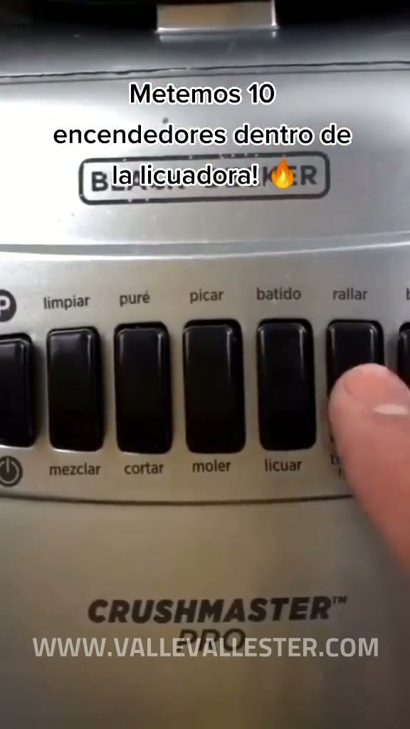 esto es lo que pasa cuando pones 10 encendedores dentro de una licuadora 1